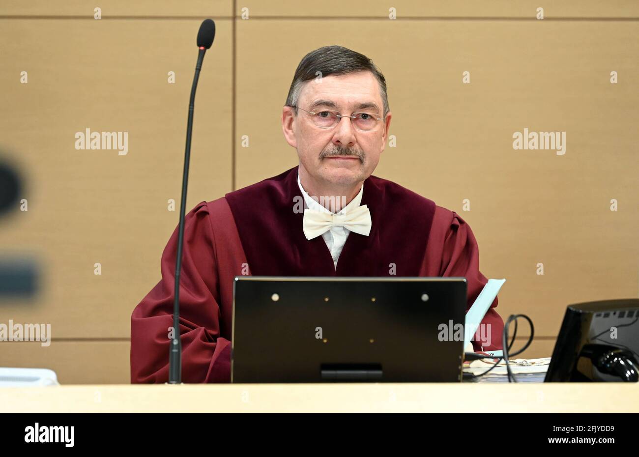 Karlsruhe, Alemania. 27th de Abr de 2021. Jürgen Ellenberger, Presidente del Undécimo Senado Civil de la Corte Federal de Justicia (BGH), abre la audiencia para examinar cláusulas sobre enmiendas a los Términos y Condiciones Generales (AGB) de los bancos. La Asociación Federal de Centros de Consumidores ha demandado a Postbank. Considera inadmisible que los bancos informen a sus clientes de los cambios inminentes en el GTC y presumir su consentimiento si no hay reacción. El consentimiento tácito también se llama esto. Crédito: Uli Deck/dpa/Alamy Live News Foto de stock