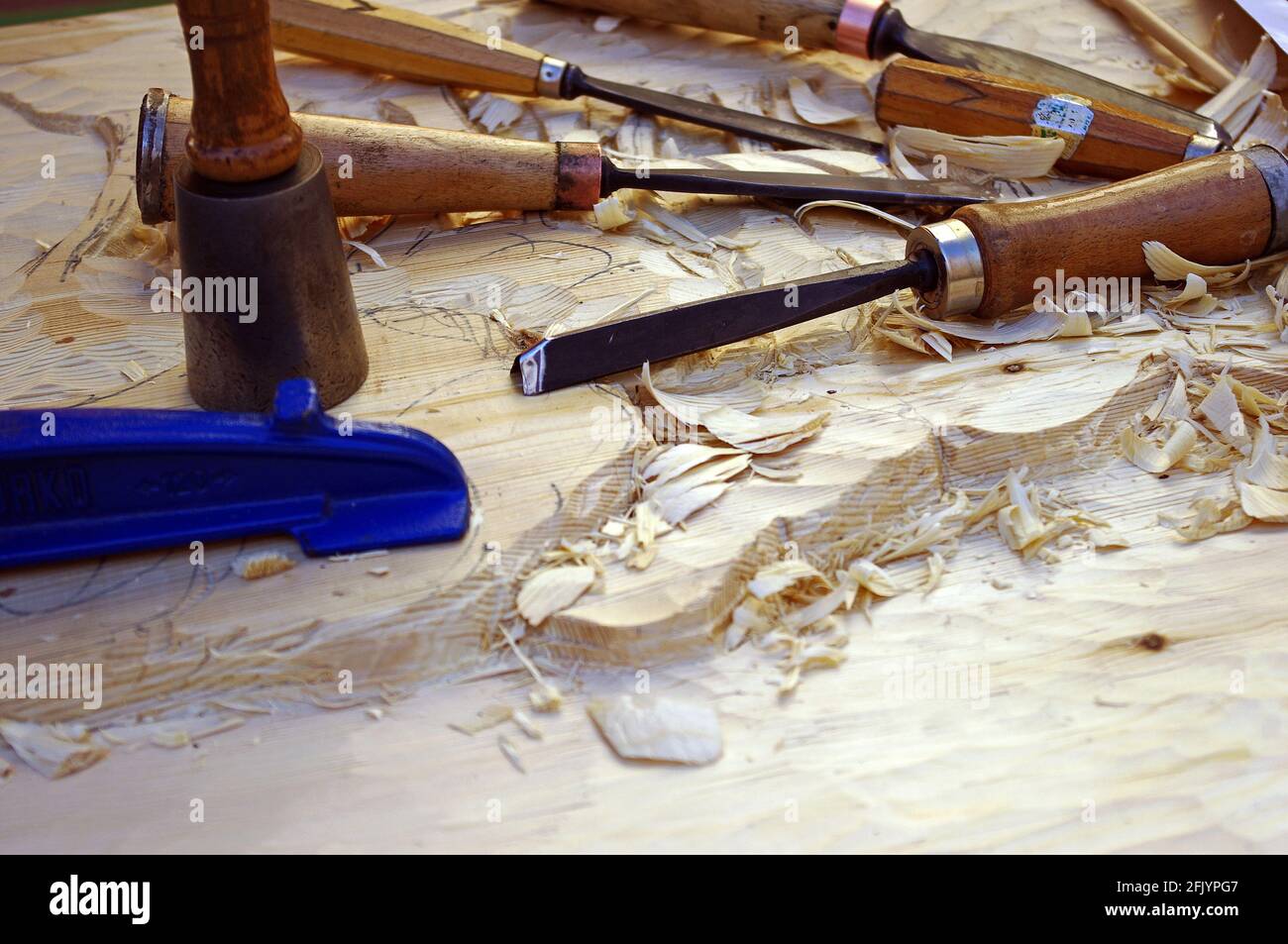 Cierre de las herramientas de grabado de madera aisladas sobre la madera  superficie Fotografía de stock - Alamy