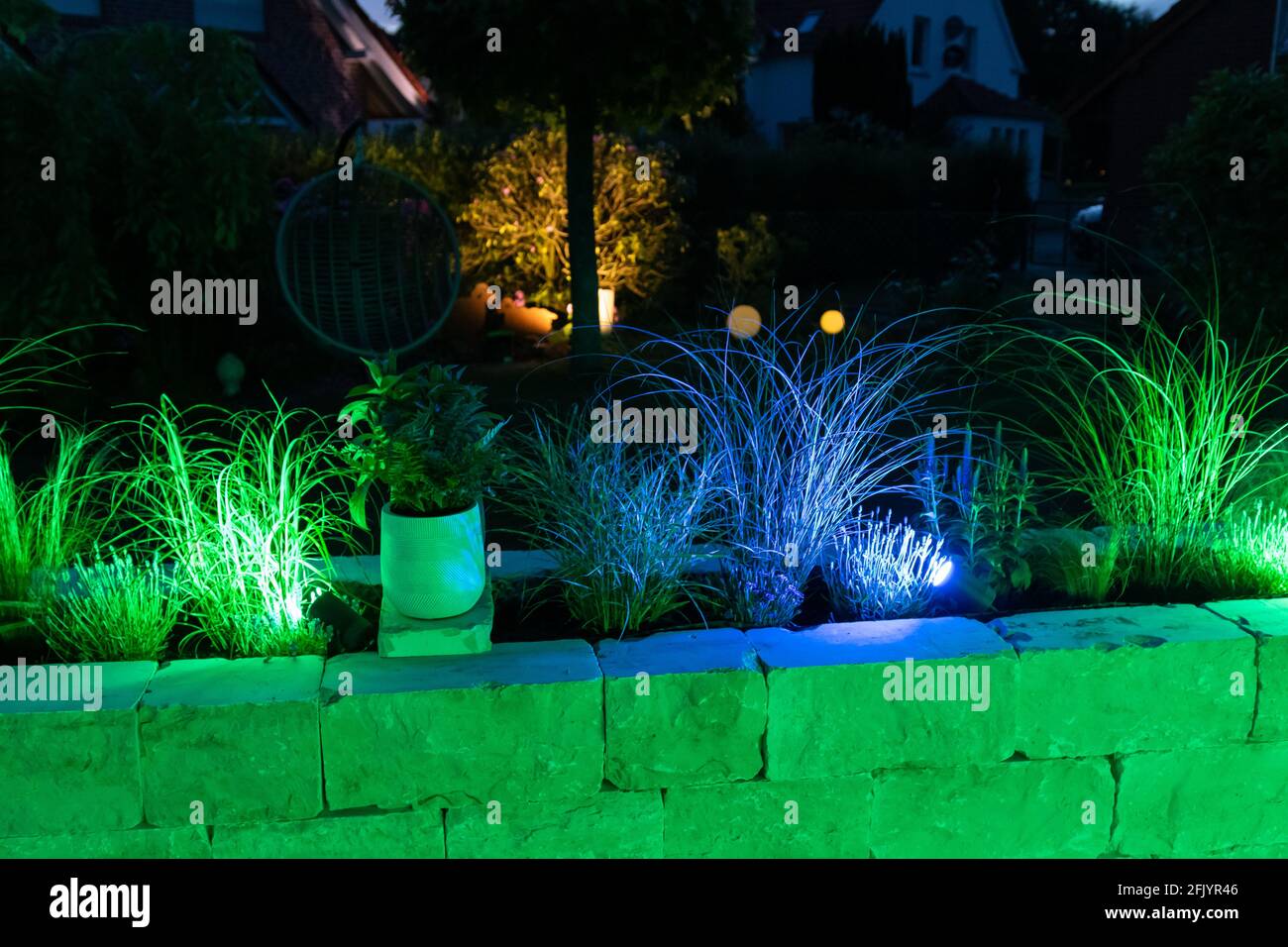 Iluminación de jardín Smart Ambient en una terraza bangkirai Foto de stock