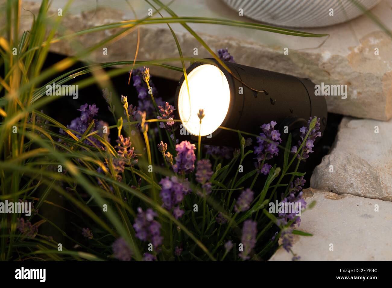 Iluminación de jardín Smart Ambient en una terraza bangkirai Foto de stock
