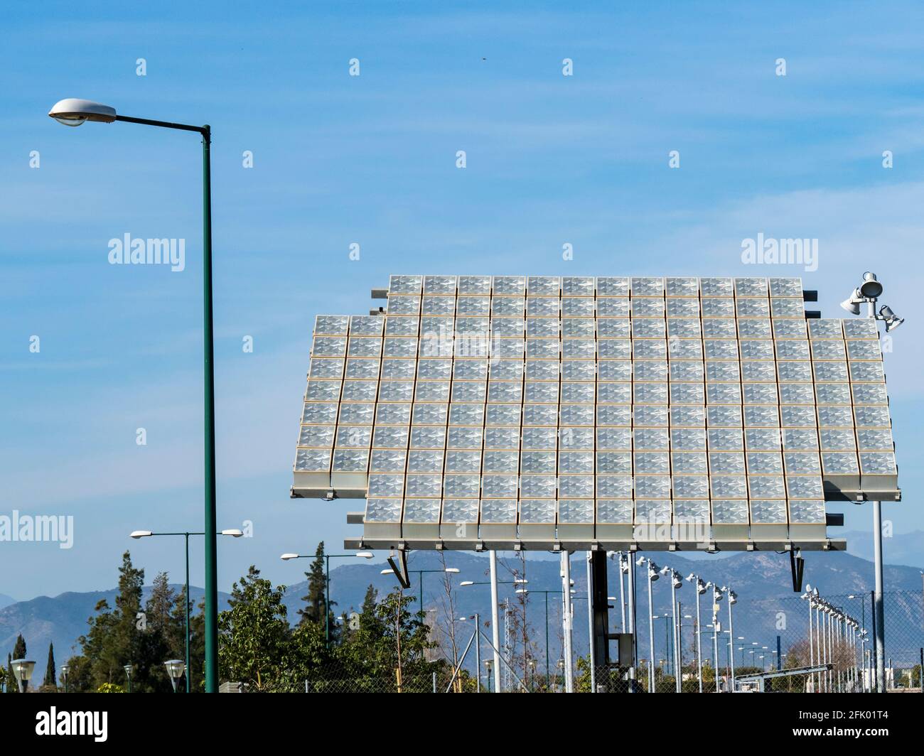 Gran panel colector solar para una producción de electricidad limpia Foto de stock