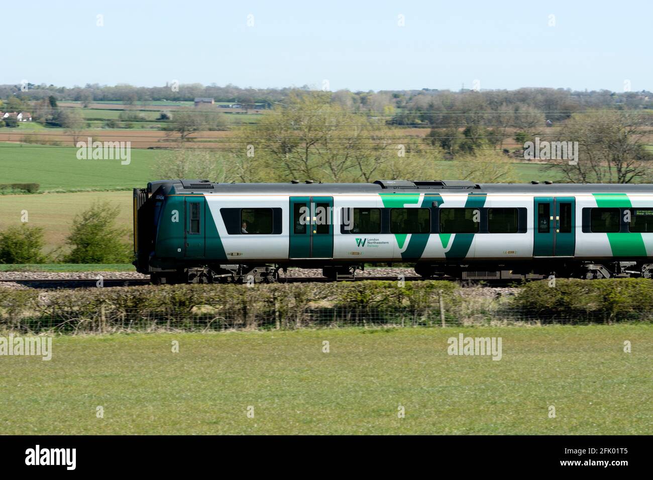Tren eléctrico London Northwestern Railway Clase 350, vista lateral, Warwickshire, Reino Unido Foto de stock
