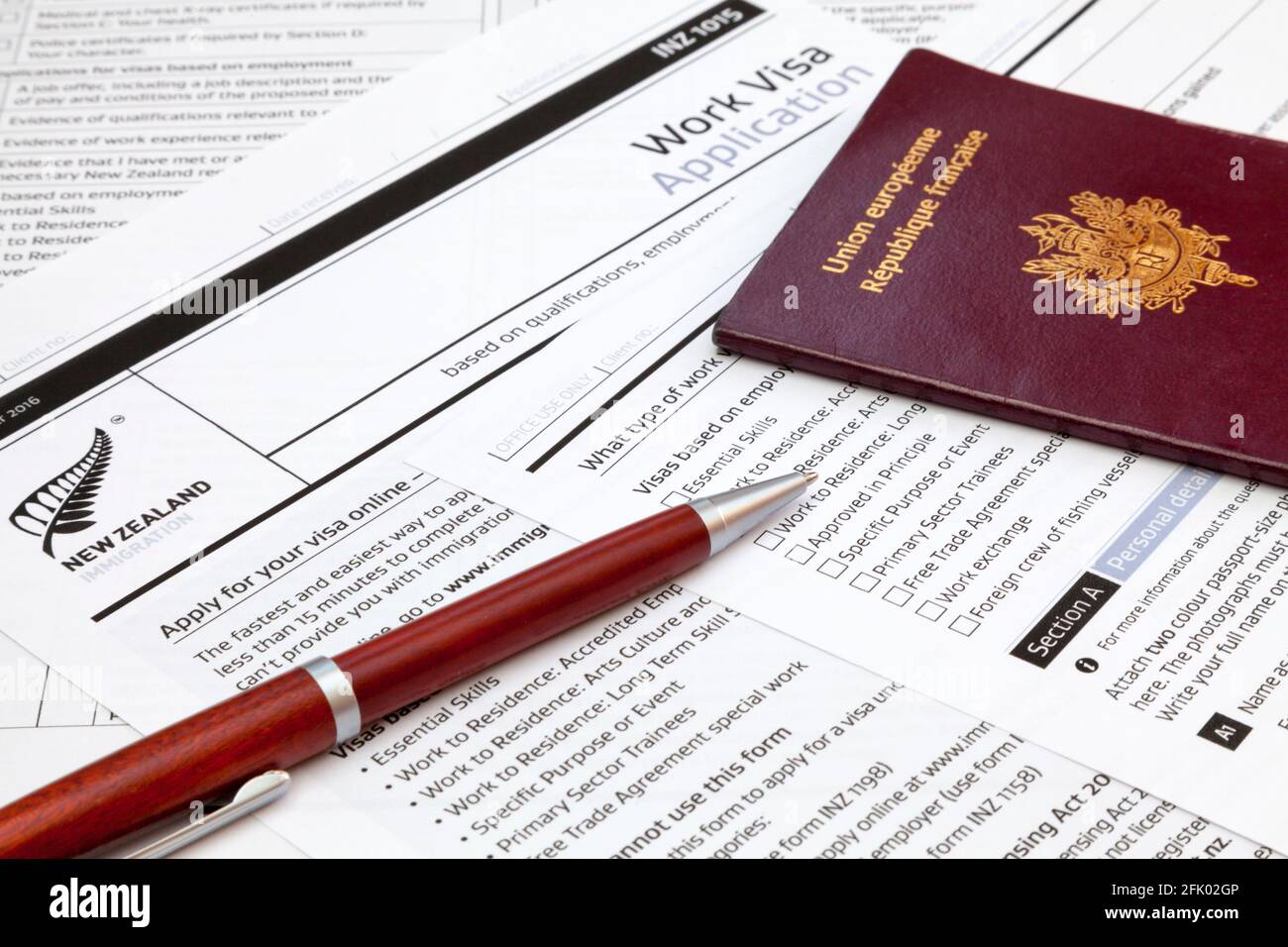 Un bolígrafo y un pasaporte francés encima de un formulario de solicitud de  visado de trabajo a Nueva Zelanda Fotografía de stock - Alamy