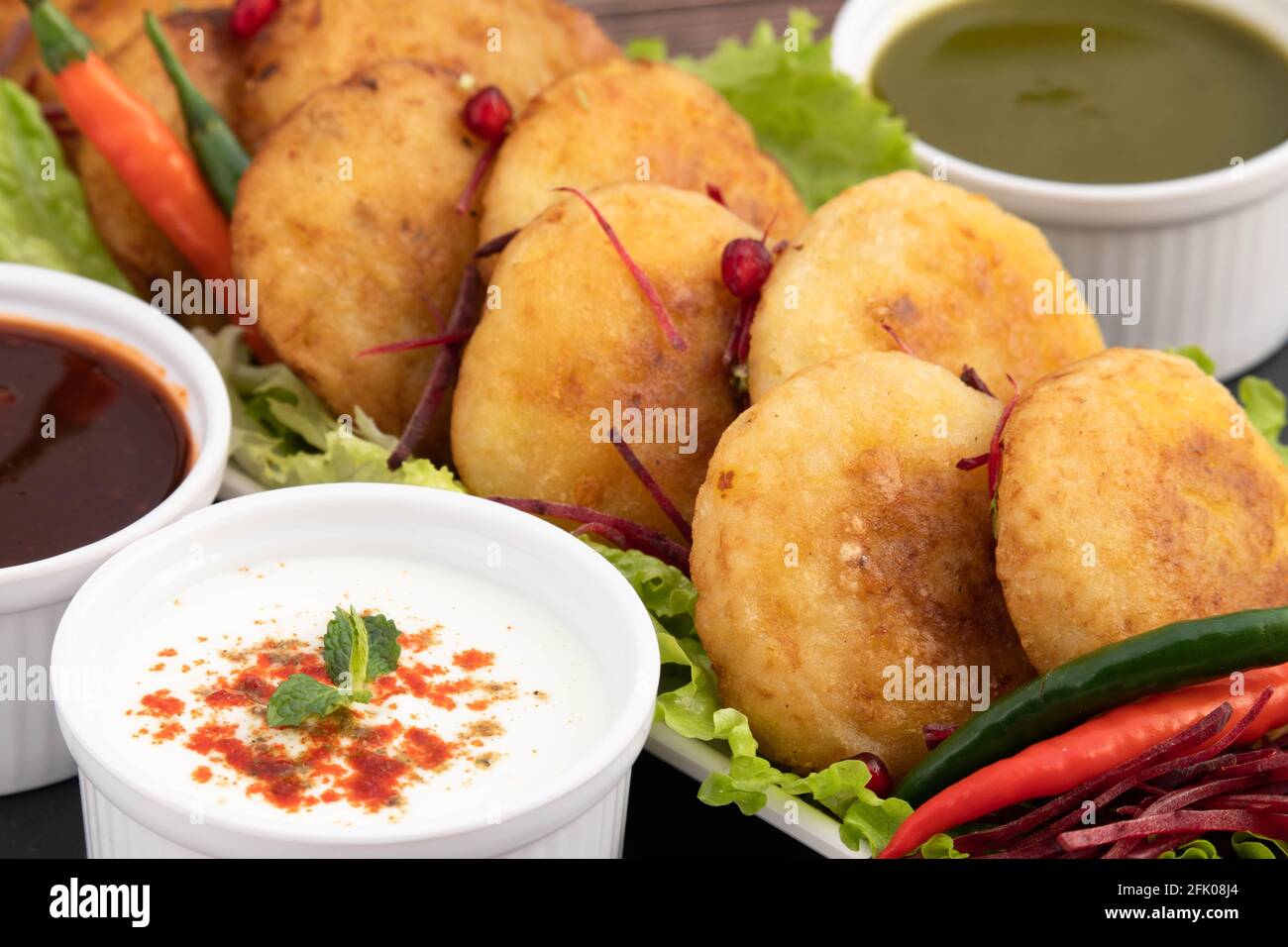 Aloo Tikki, también conocido como Alu Ki Tikkia, es una chuleta de patata con puré hervido y Aloo Tikki, también conocido como Alu Ki Tikkia, es una chuleta de patata con puré hervido y