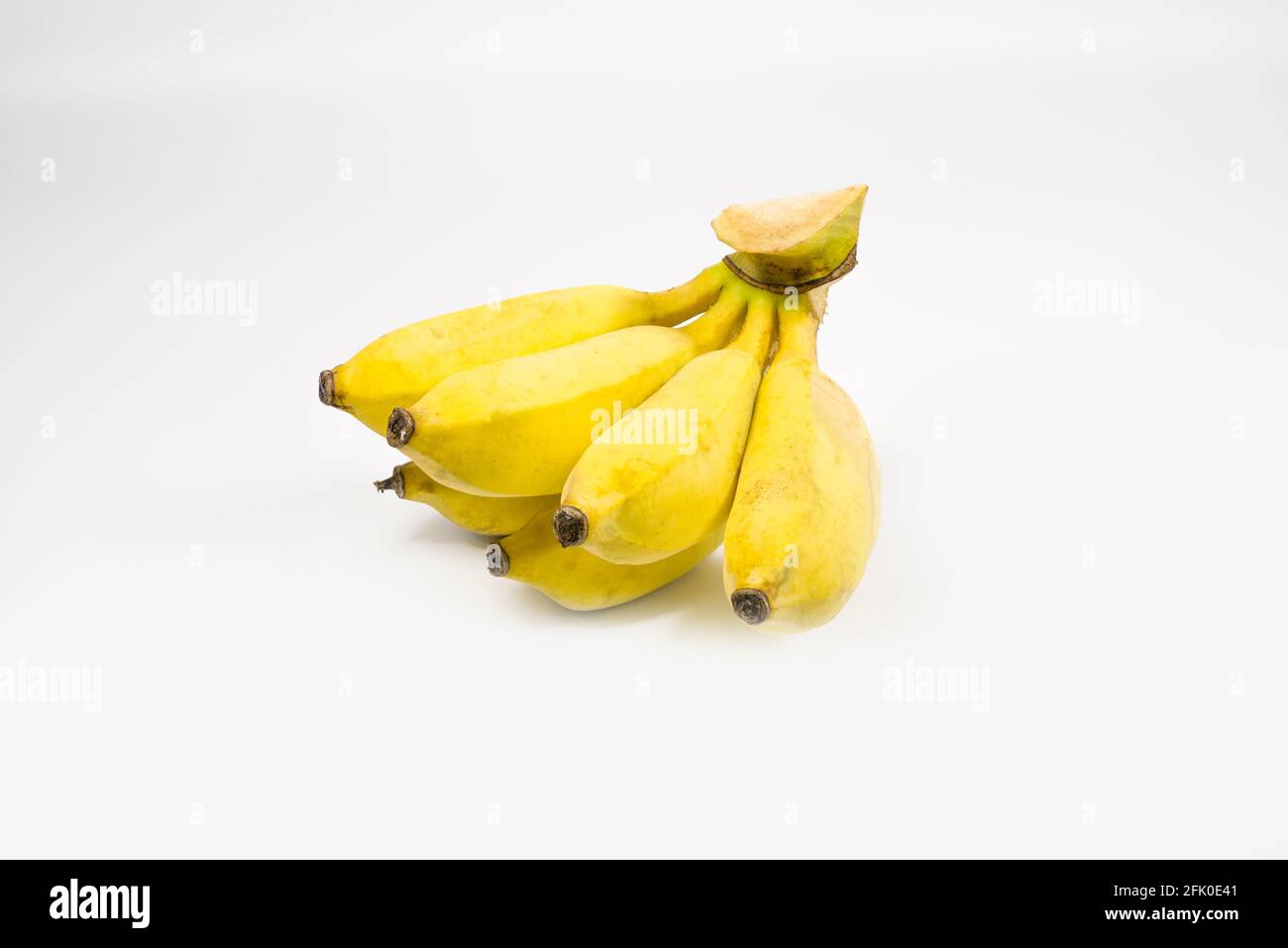 plátanos amarillos maduros aislados sobre fondo blanco Foto de stock