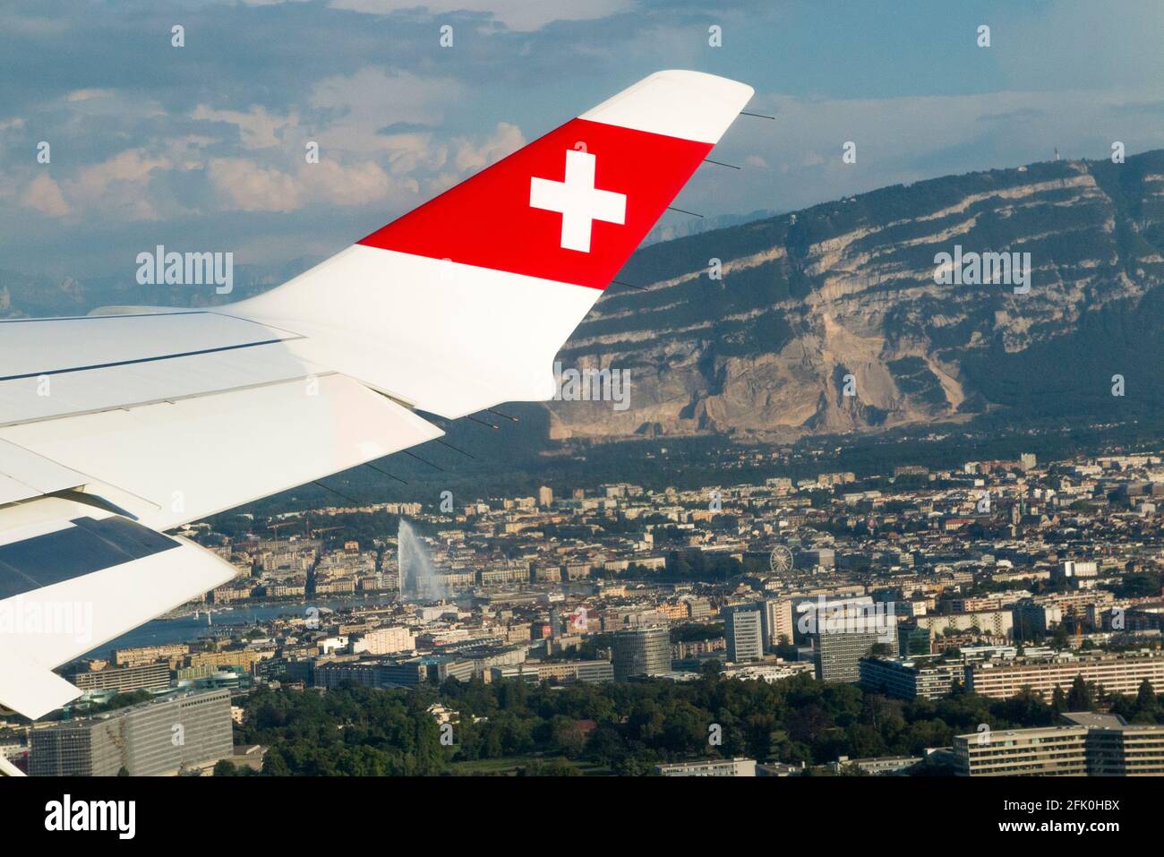 Vista aérea desde un avión / avión / avión suizo de la ciudad de Ginebra  incluyendo la famosa fuente alta en Lac Léman en Suiza Geneve. El símbolo  de bandera de Suiza