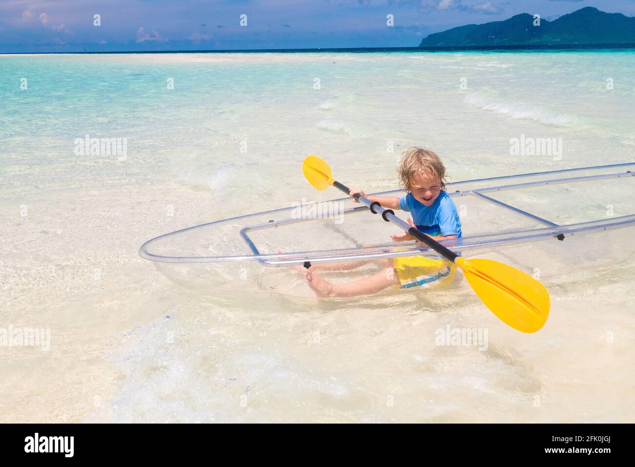 Niños kayak en el océano. Niños en kayak en el mar tropical. Vacaciones