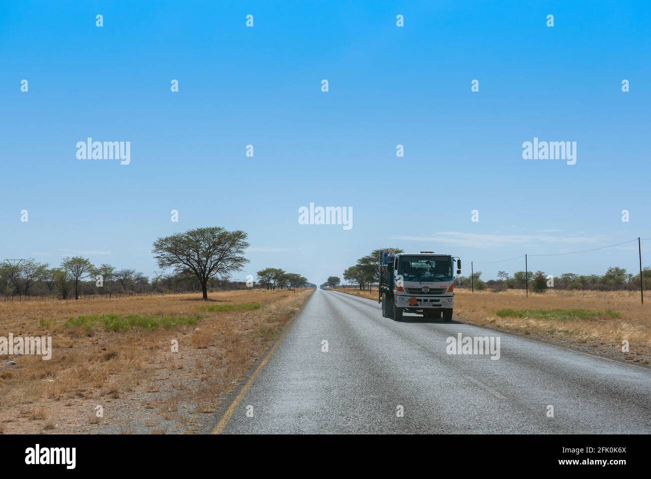 Camión en la autopista Trans Kalahari cerca de Gobabis, Namibia Foto de stock
