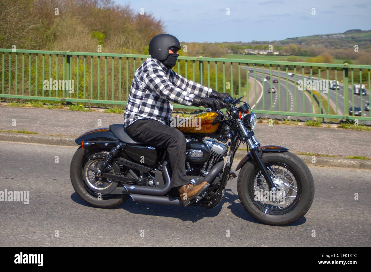 2011 Harley Davidson Xl1200 cuarenta y ocho; motociclista; transporte de dos ruedas, motocicletas, vehículos en carreteras británicas, motocicletas, motociclistas motorizados en Manchester, Reino Unido Foto de stock