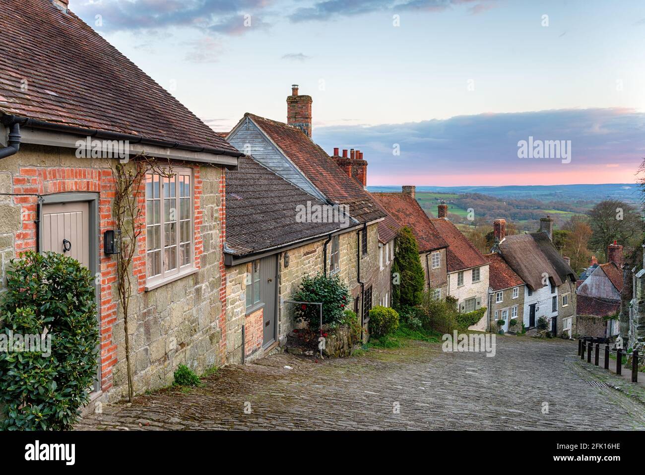 Bonitas casas en una empinada calle adoquinada en Gold Hill En Shaftesbury en Dorset Foto de stock
