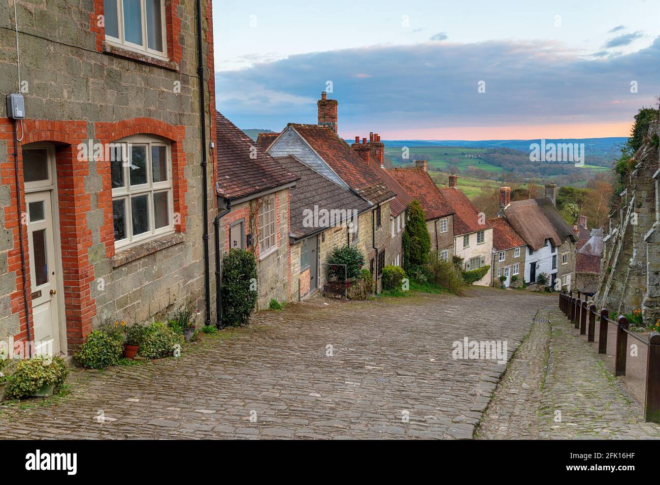 Bonitas casas de campo en una calle adoquinada en Gold Hill in Shaftestbury en Dorset Foto de stock