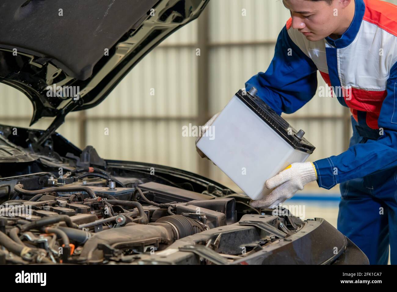 Mecánico trabajando en el coche en su tienda, Retrato de auto seguro  Fotografía de stock - Alamy