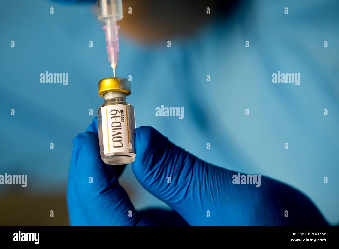 Médico que prepara la inyección con la vacuna covid-19 en el hospital Foto de stock