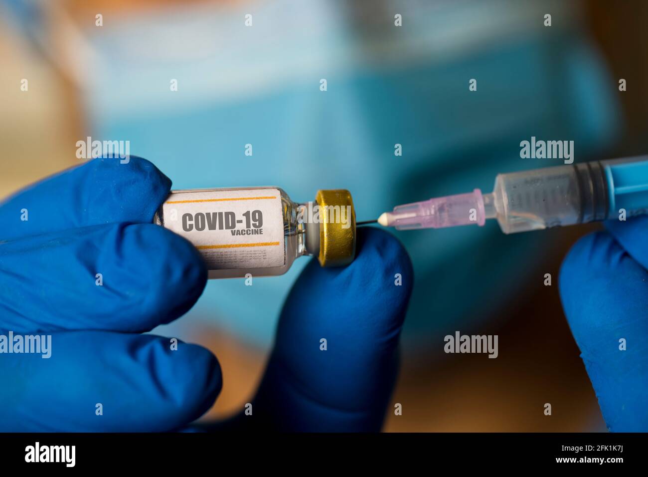 Médico que prepara la inyección con la vacuna covid-19 en el hospital Foto de stock
