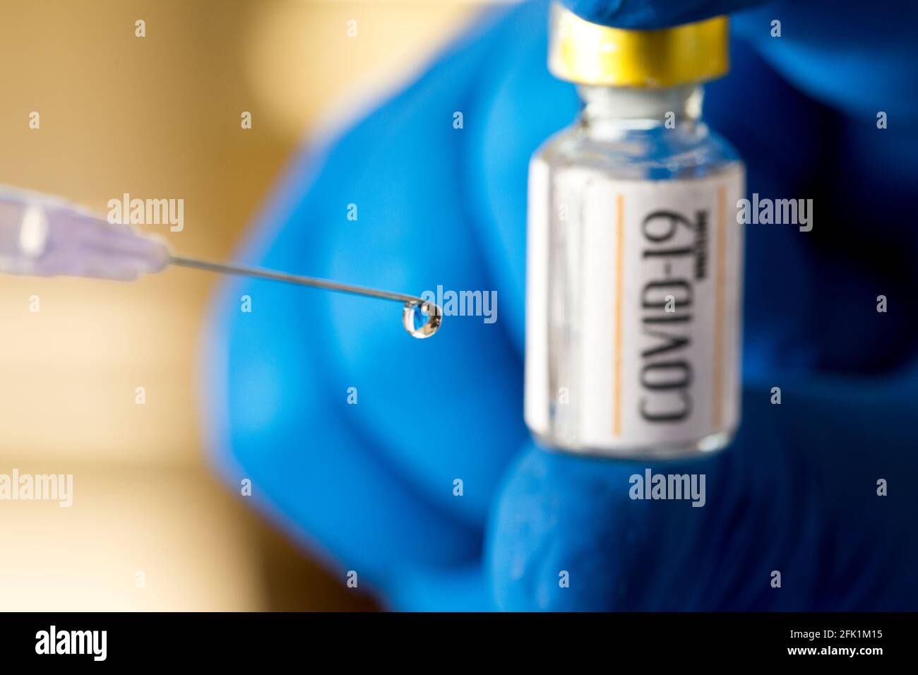 Médico que prepara la inyección con la vacuna covid-19 closeup Foto de stock