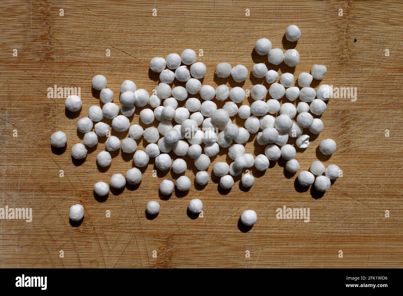Perlas de Tapioka en una tabla de corte de woden Fotografía de stock - Alamy