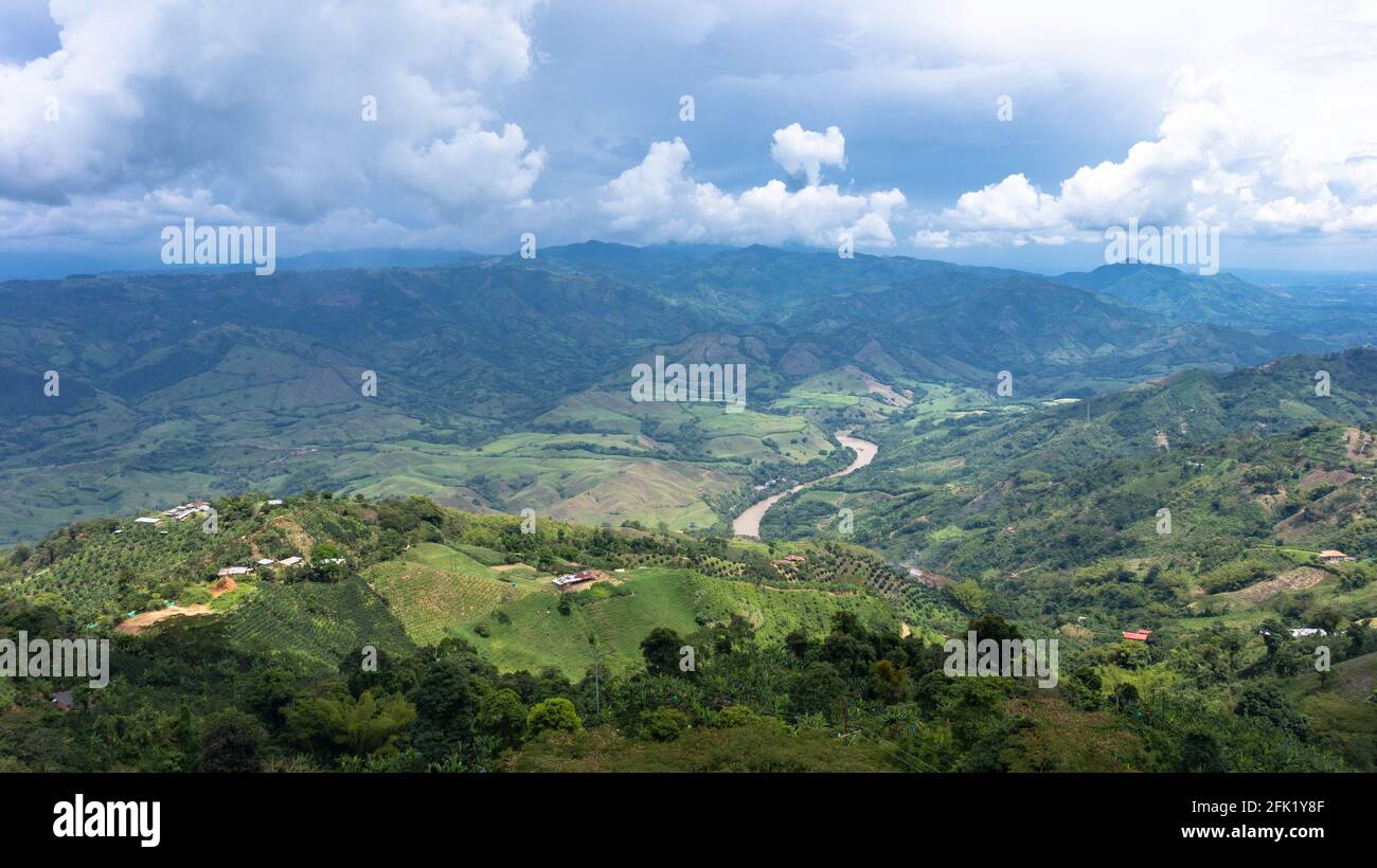 Hermosos paisajes naturales colombianos, ciudades, cielos azules, animales en su hábitat natural. Foto de stock