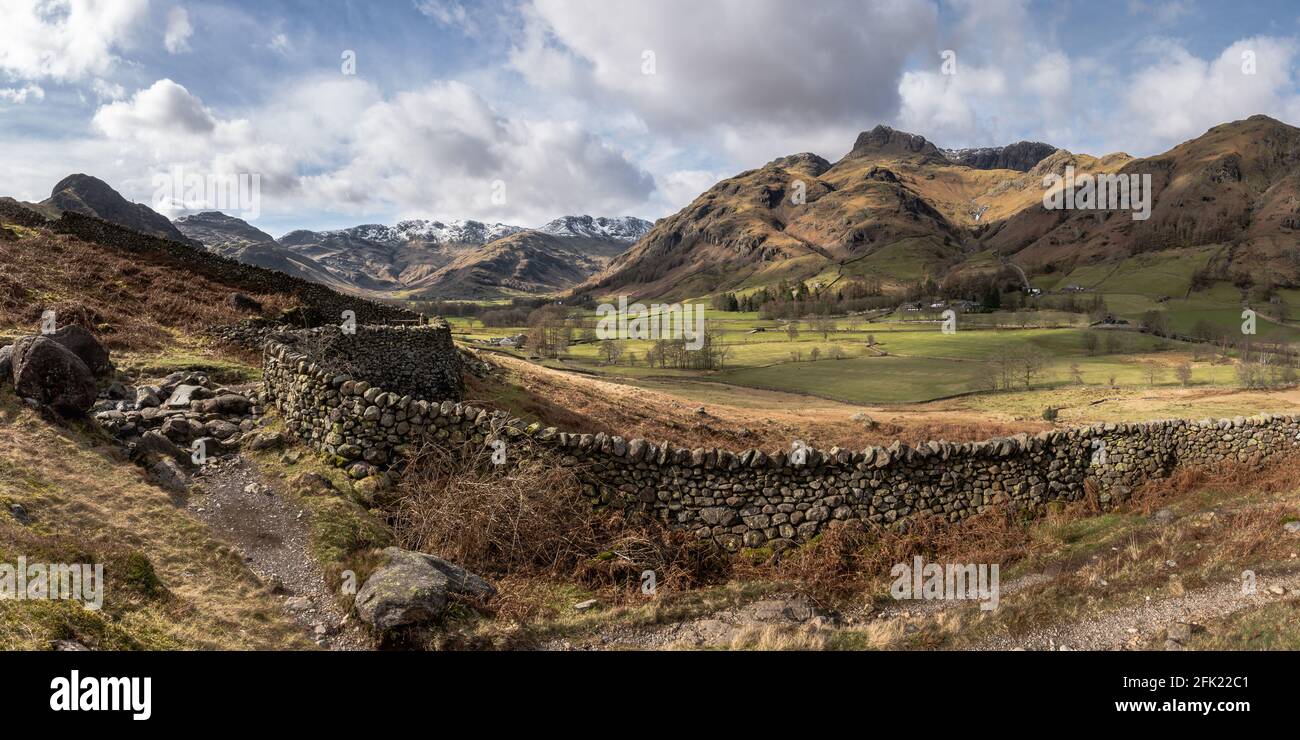 Vista panorámica de Great Langdale desde Cumbria Way mirando hacia los Langdale Pikes, Side Pike, Pike O'Blisco, Crags de arrugas y Bow Fell Foto de stock