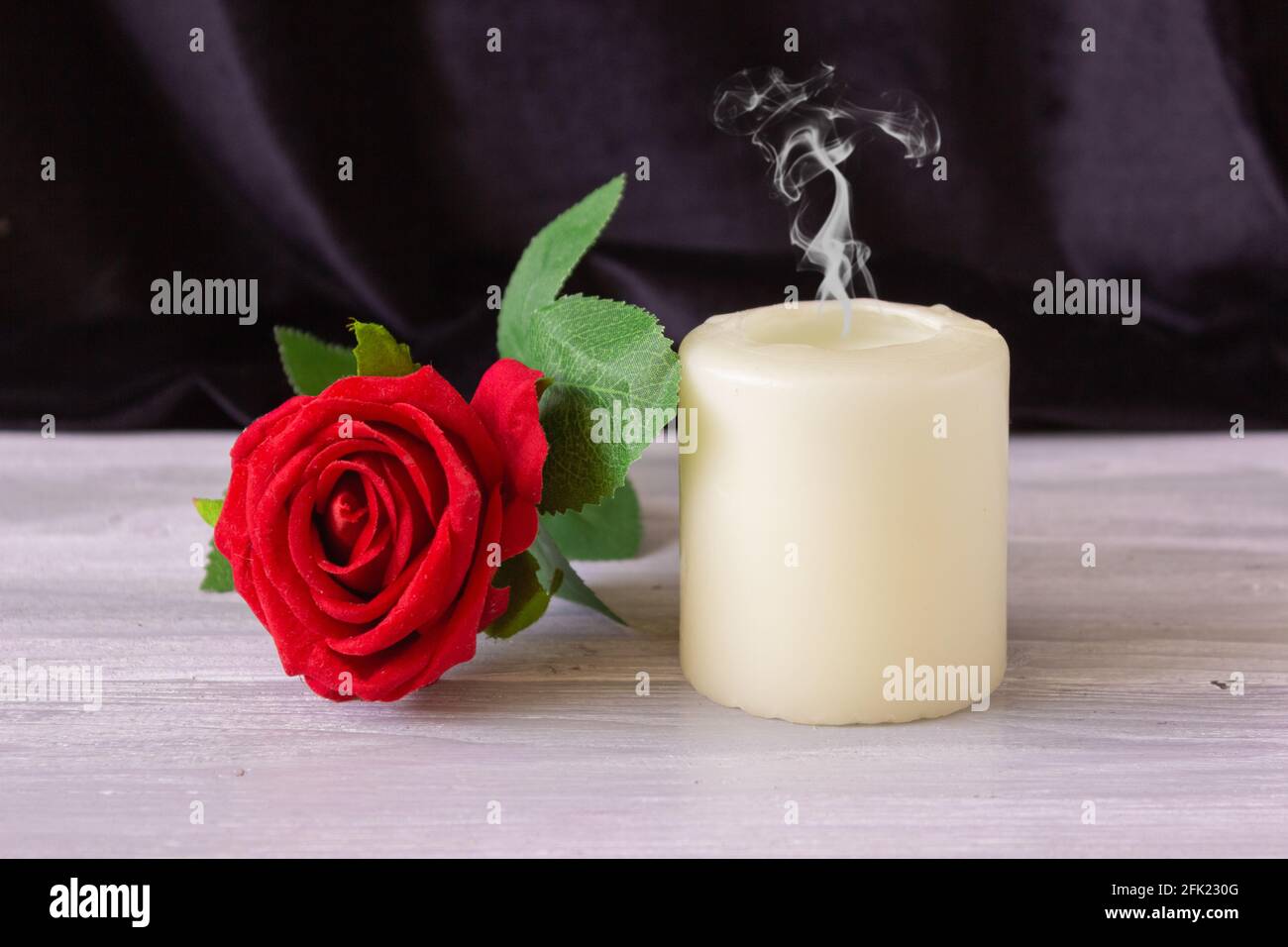 El concepto de recuerdo, funerales y condolencias. Vela y rosa roja sobre  fondo negro, espacio libre para texto Fotografía de stock - Alamy