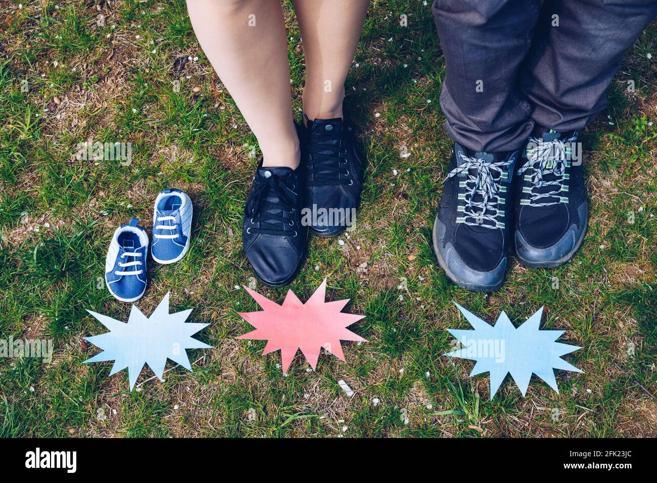 Pareja joven esperando a bebé. Esperando a los padres con zapatos de bebé. Concepto de Parents-to-be. Zapatos y zapatillas de los y el bebé esperado Fotografía stock - Alamy