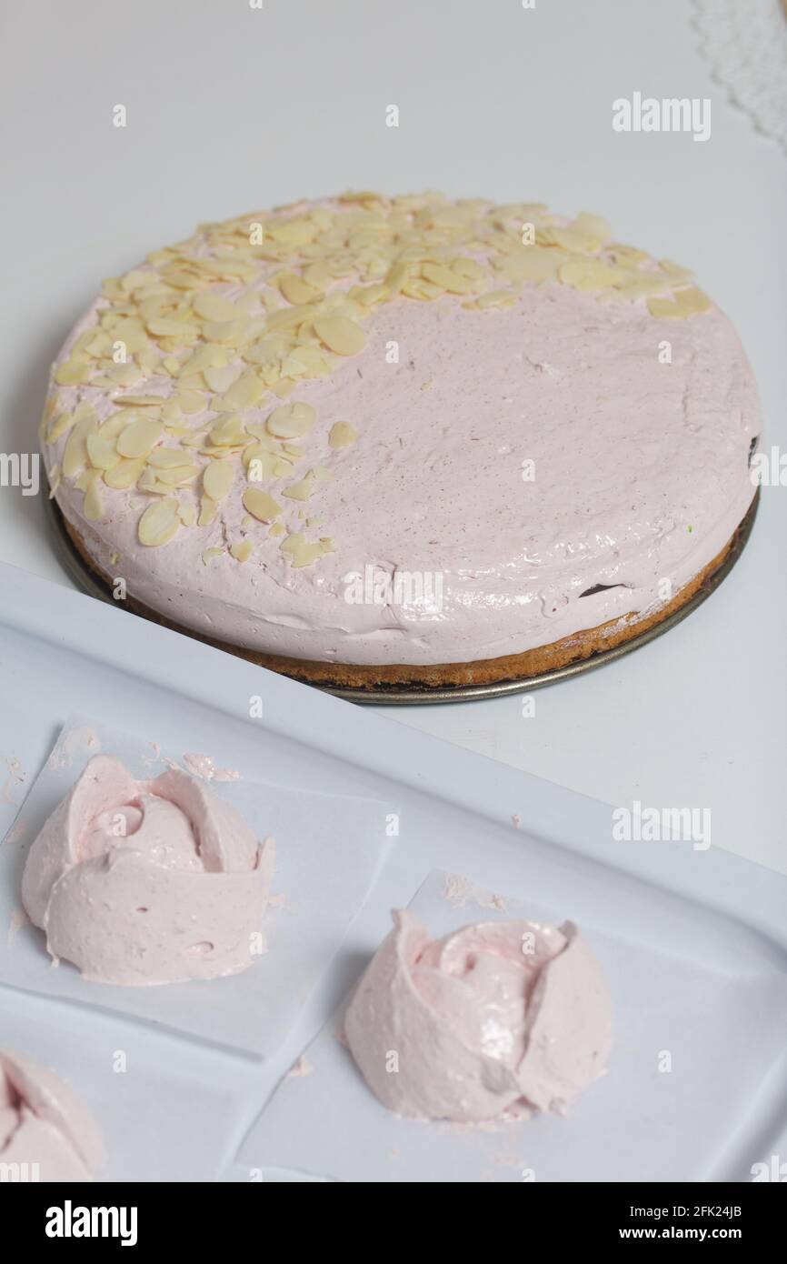 Pastel de Marshmallow. Cerca hay rosas de malvavisco para decorar el pastel  Fotografía de stock - Alamy