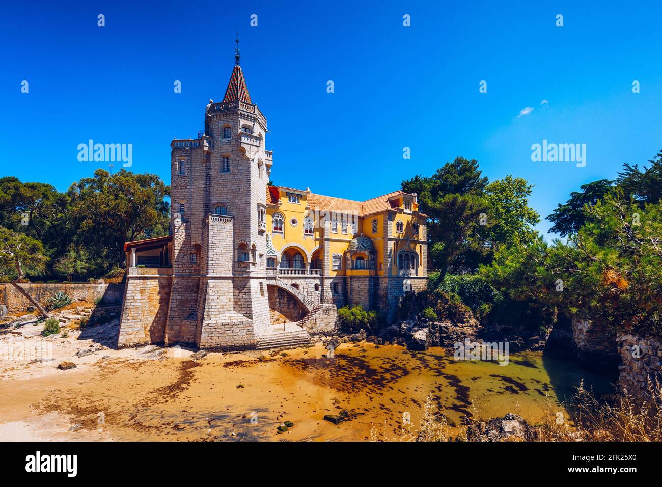 Museu Condes de Castro Guimaraes en Cascais, Lisboa, Portugal. Construcción del museo Conde Castro Guimaraes en los bonitos jardines de Jardim Marechal Foto de stock