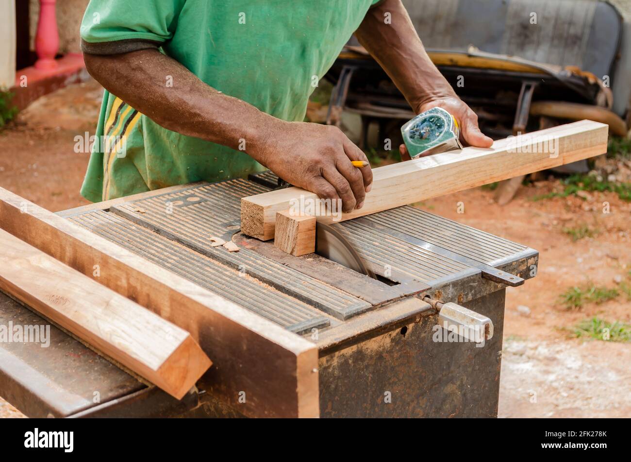 https://c8.alamy.com/compes/2fk278k/cabinetmaker-madera-de-corte-con-sierra-industrial-antigua-2fk278k.jpg