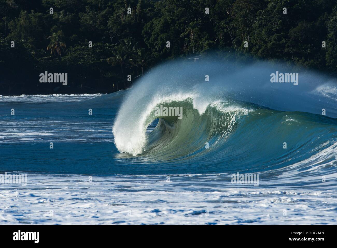 Olas rompiendo en la playa de Castelhanos, Ilhabela, Brasil Foto de stock