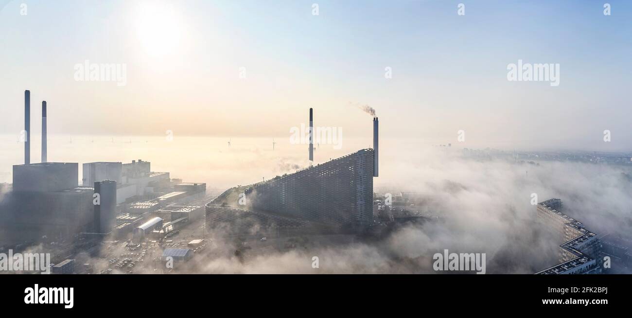 Vista distante con nubes y contexto. Central de CoppenHill, Copenhague, Dinamarca. Arquitecto: Grupo BIG Bjarke Ingels, 2019. Foto de stock