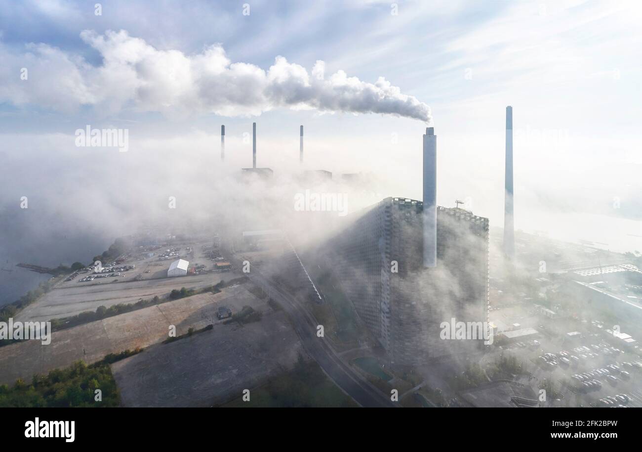 Vista distante con nubes y contexto. Central de CoppenHill, Copenhague, Dinamarca. Arquitecto: Grupo BIG Bjarke Ingels, 2019. Foto de stock