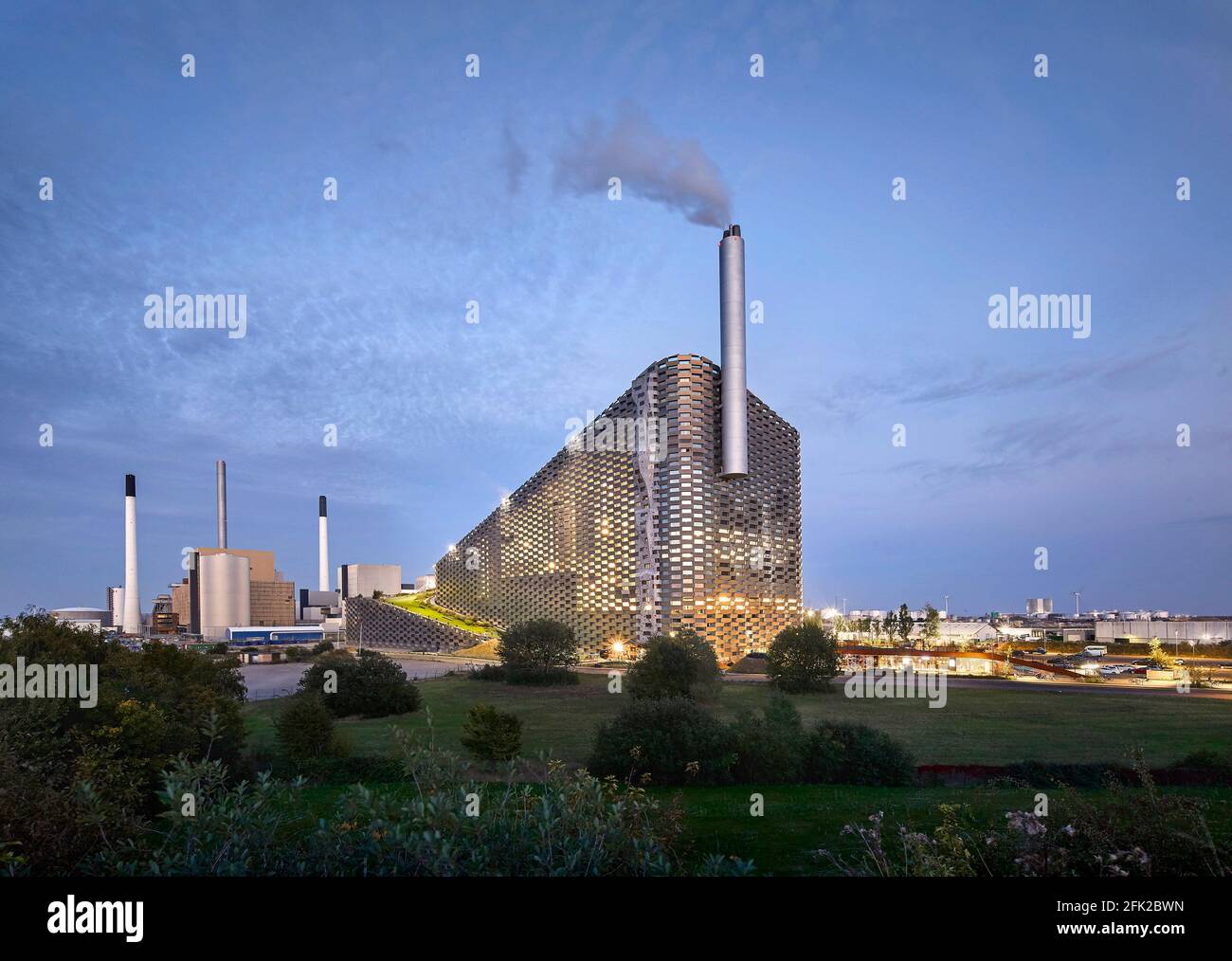 Paisaje industrial con central eléctrica al atardecer. Central de CoppenHill, Copenhague, Dinamarca. Arquitecto: Grupo BIG Bjarke Ingels, 2019. Foto de stock