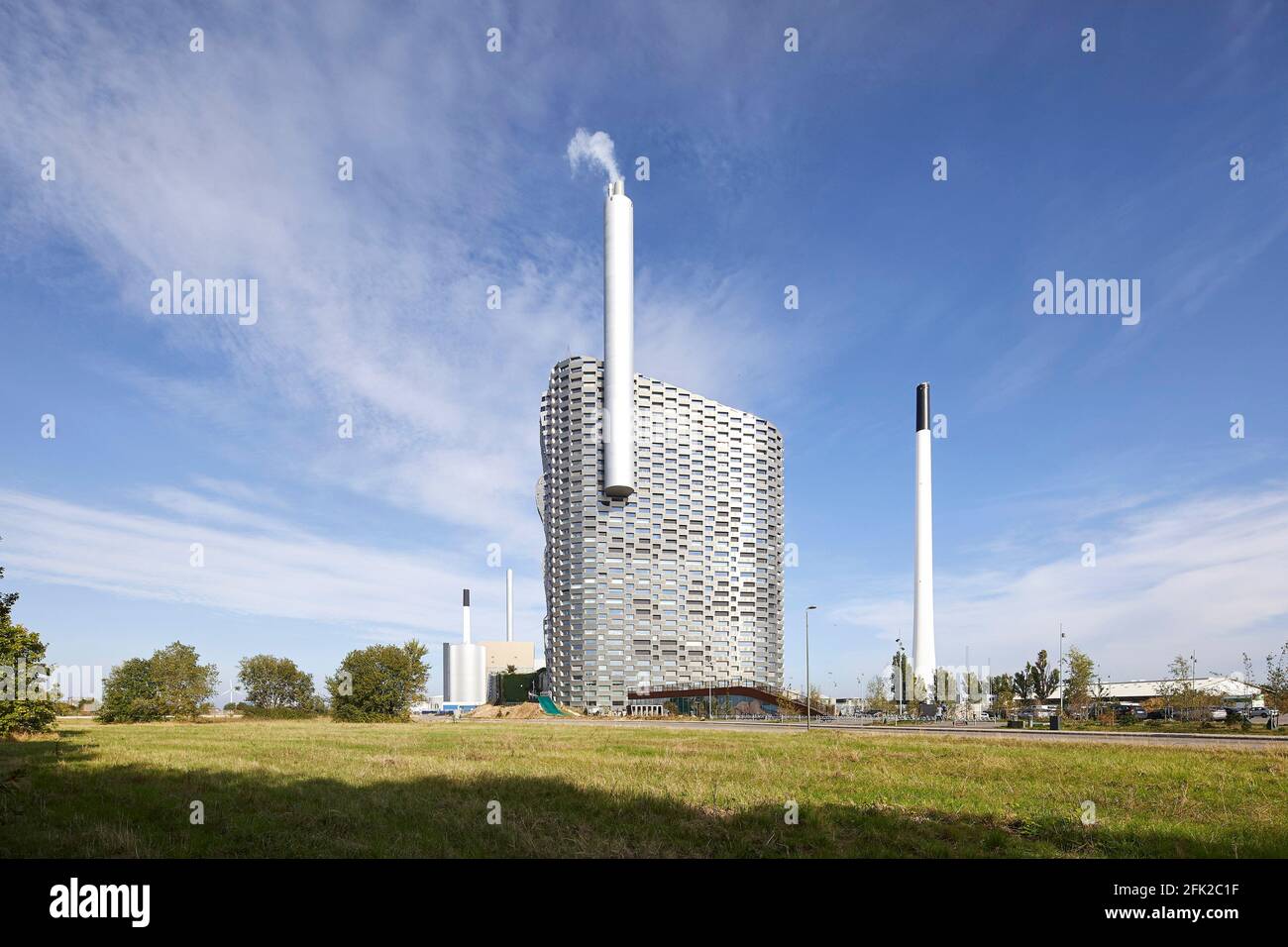 Central eléctrica embebida en verde. Central de CoppenHill, Copenhague, Dinamarca. Arquitecto: Grupo BIG Bjarke Ingels, 2019. Foto de stock