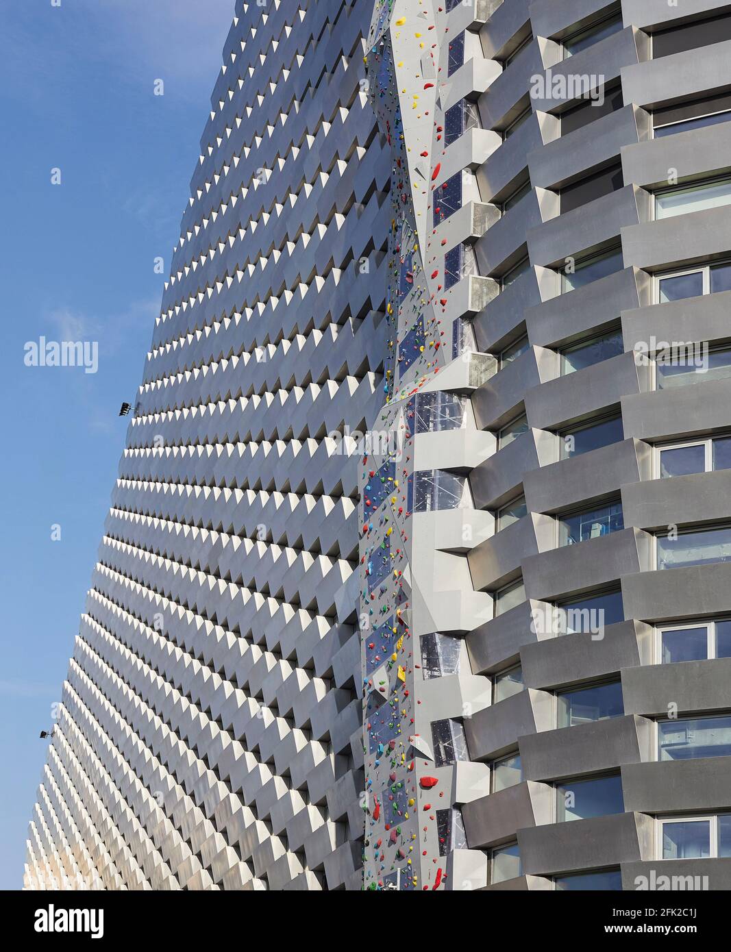 Patrón geométrico de fachada exterior y pared de escalada. Central de CoppenHill, Copenhague, Dinamarca. Arquitecto: Grupo BIG Bjarke Ingels, 2019. Foto de stock
