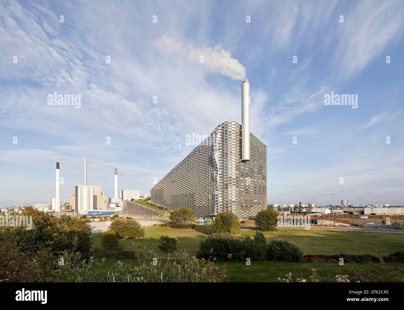 Central eléctrica con contexto en verde. Central de CoppenHill, Copenhague, Dinamarca. Arquitecto: Grupo BIG Bjarke Ingels, 2019. Foto de stock