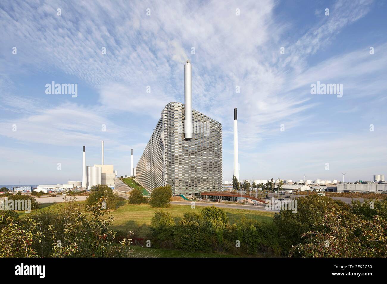 Central eléctrica con contexto en verde. Central de CoppenHill, Copenhague, Dinamarca. Arquitecto: Grupo BIG Bjarke Ingels, 2019. Foto de stock