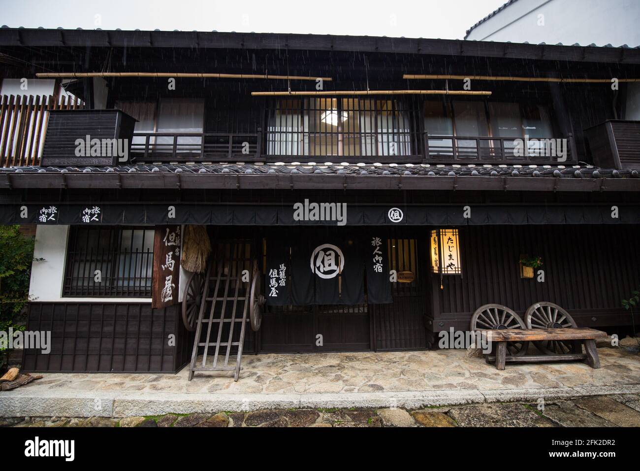 Arquitectura tradicional japonesa en el histórico casco antiguo japonés de Takayama, Gifu, Japón. Foto de stock