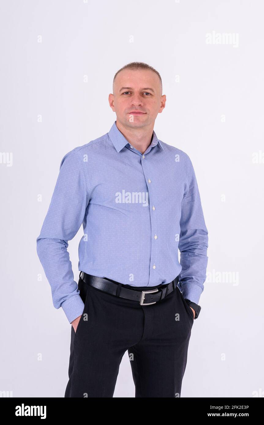 Hombre con camisa azul y pantalón negro sobre fondo blanco Fotografía de  stock - Alamy