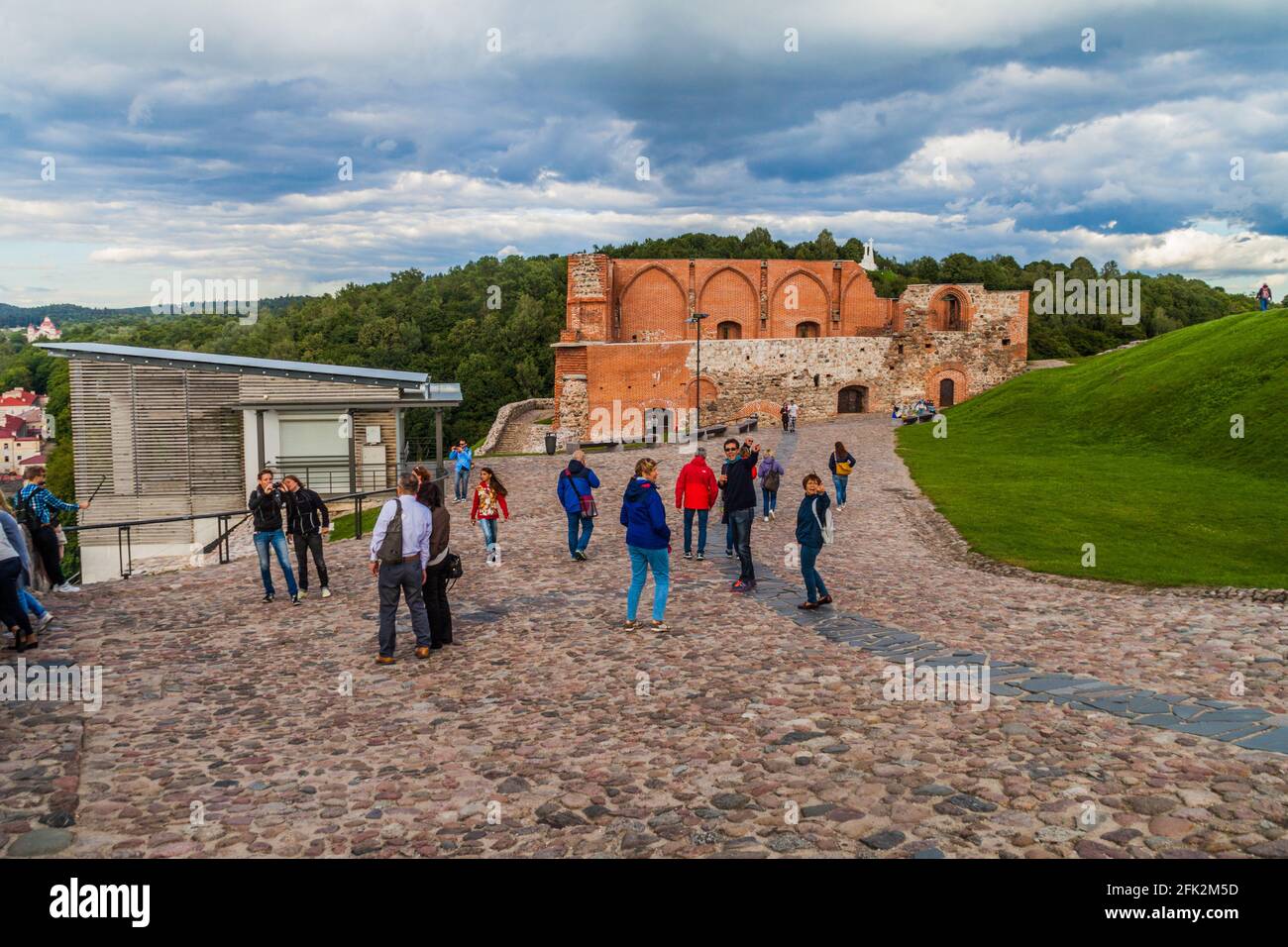 VILNA, LITUANIA - 15 DE AGOSTO de 2016: Personas en el Castillo Superior de Vilna, Lituania Foto de stock