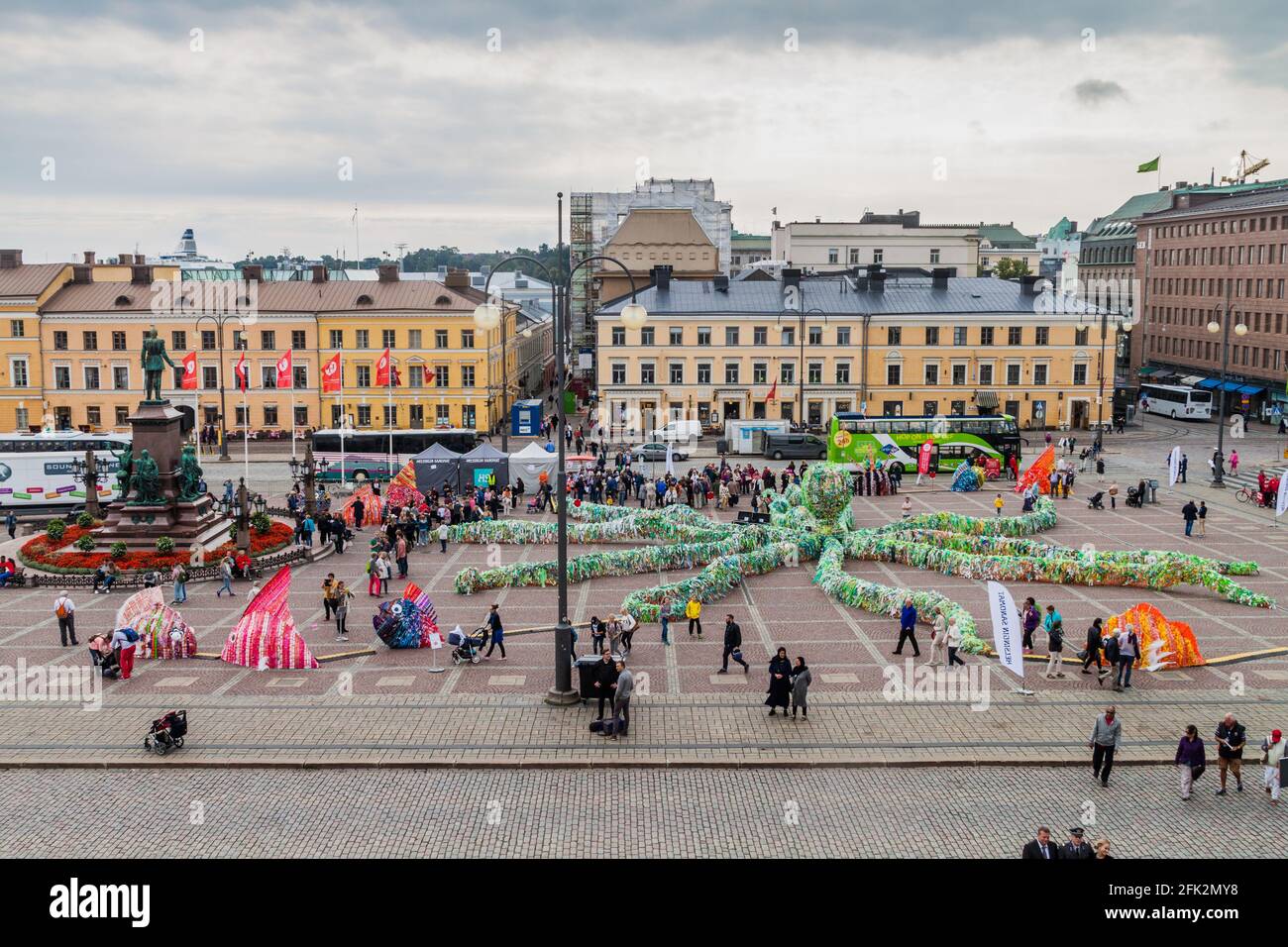 HELSINKI, FINLANDIA - 25 DE AGOSTO de 2016: Instalación artística en la Plaza del Senado de Helsinki. Foto de stock