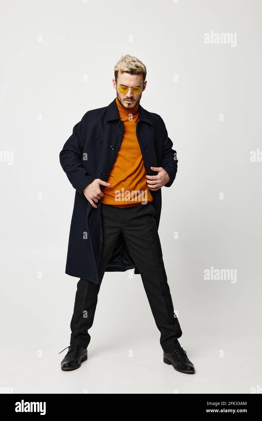 hombre de moda con ropa oscura jersey naranja y traje de pantalón modelo  Fotografía de stock - Alamy
