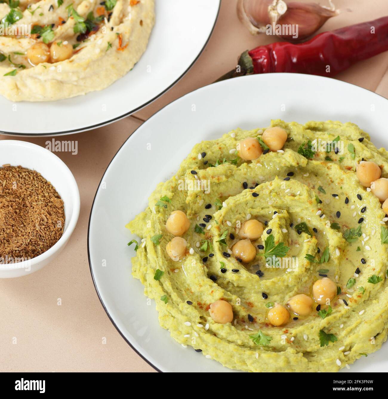 Hummus de color verde plato de leguminosas de garbanzo vegano, primer