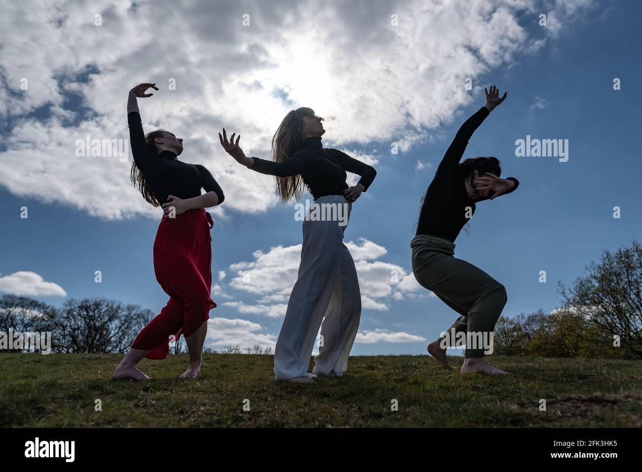 Londres, Reino Unido. 28th de abril de 2021. Día Internacional de la Danza: Bailarines de Ranbu actuación colectiva en Hampstead Heath antes del Día Internacional de la Danza el 29th de abril (L-R Belinda Roy, Sophie Chinner, Coralie Calfond). El recién formado colectivo de danza con sede en Londres y Japón tiene como objetivo crear una plataforma para que los bailarines contemporáneos colaboren, interpretes y compartan ideas con otros artistas. Celebrado por primera vez en 1982, el Día Internacional de la Danza se celebra cada año desde el nacimiento de Jean-Georges Noverre (1727-1810), creador del ballet moderno. Crédito: Guy Corbishley/Alamy Live News Foto de stock