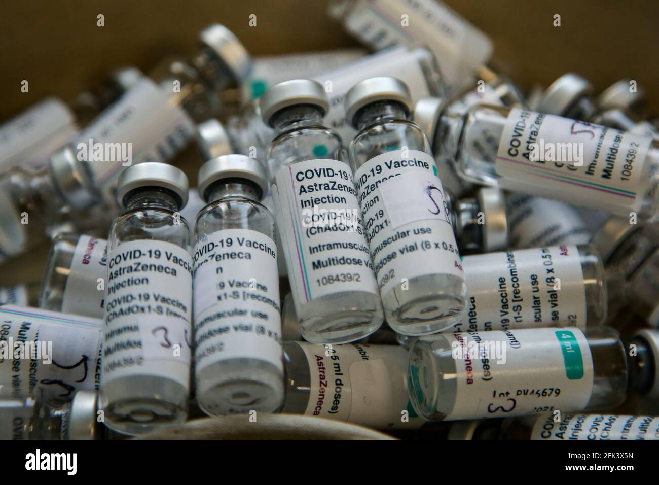 Londres, Reino Unido, 27 de abril de 2021 - Vacíe botellas de la vacuna Oxford AstraZeneca Covid-19 en un centro de vacunación de Londres. Crédito Dinendra Haria / Alamy Live News Foto de stock
