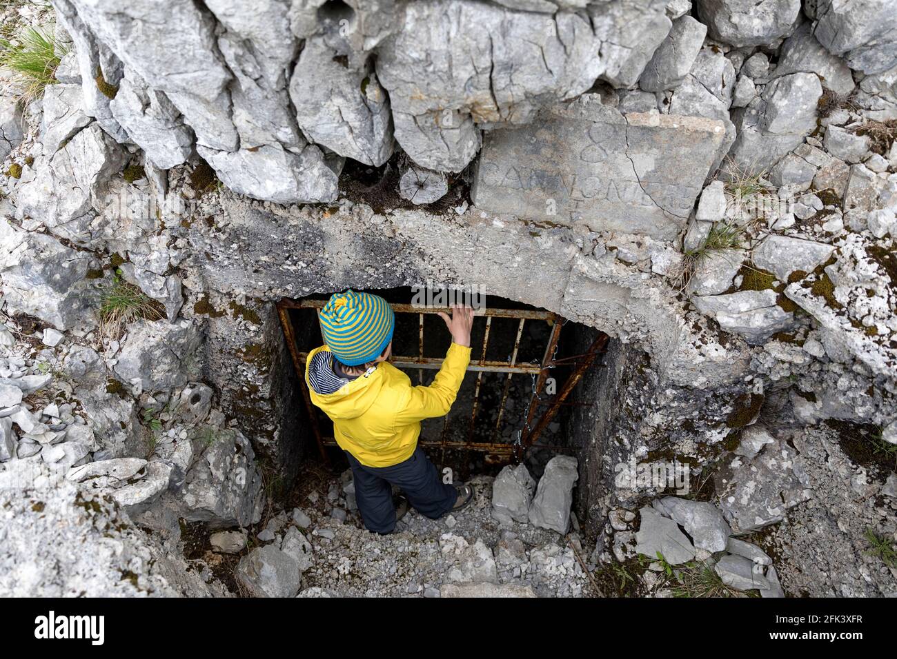 Joven explorando las fortificaciones, cavernas y trincheras del