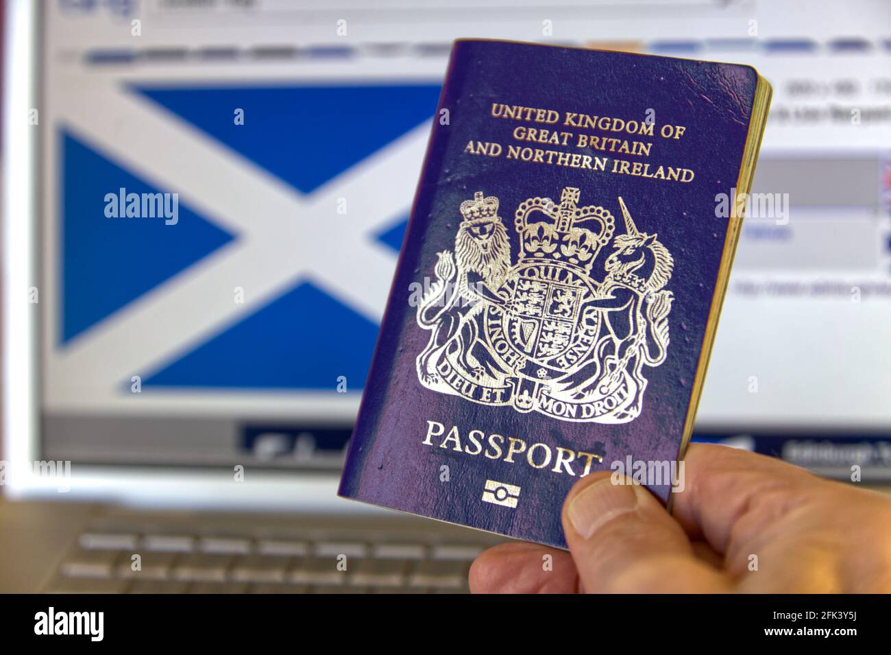 Pasaporte británico azul con bandera galesa Foto de stock