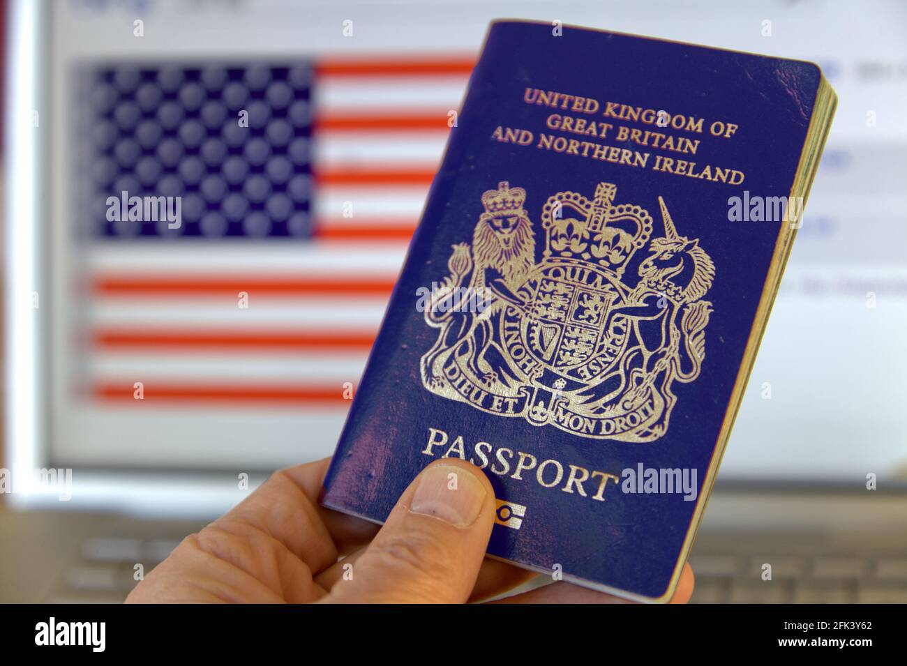 Pasaporte británico azul con bandera de EE.UU Foto de stock