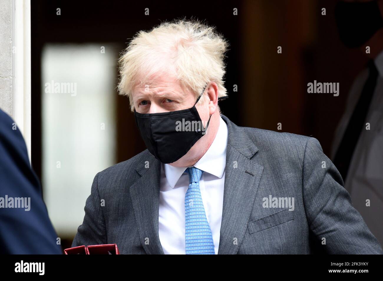 REINO UNIDO. 28th de Abr de 2021. Downing Street Londres 28th de abril de 2021.El Primer Ministro Boris Johnson deja No10 dirigiéndose a Westminster para sus preguntas semanales de los Primeros Ministros Crédito: MARTIN DALTON/Alamy Live News Foto de stock