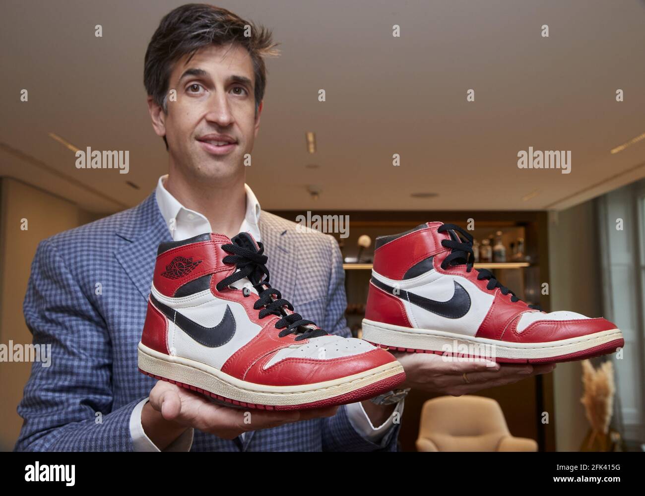 Josh Pullan, Director Gerente de la División de Lujo Global de Sotheby's,  posee un par de zapatillas 'Air Jordan 1' usadas por el campeón de la NBA  Michael Jordan durante su temporada