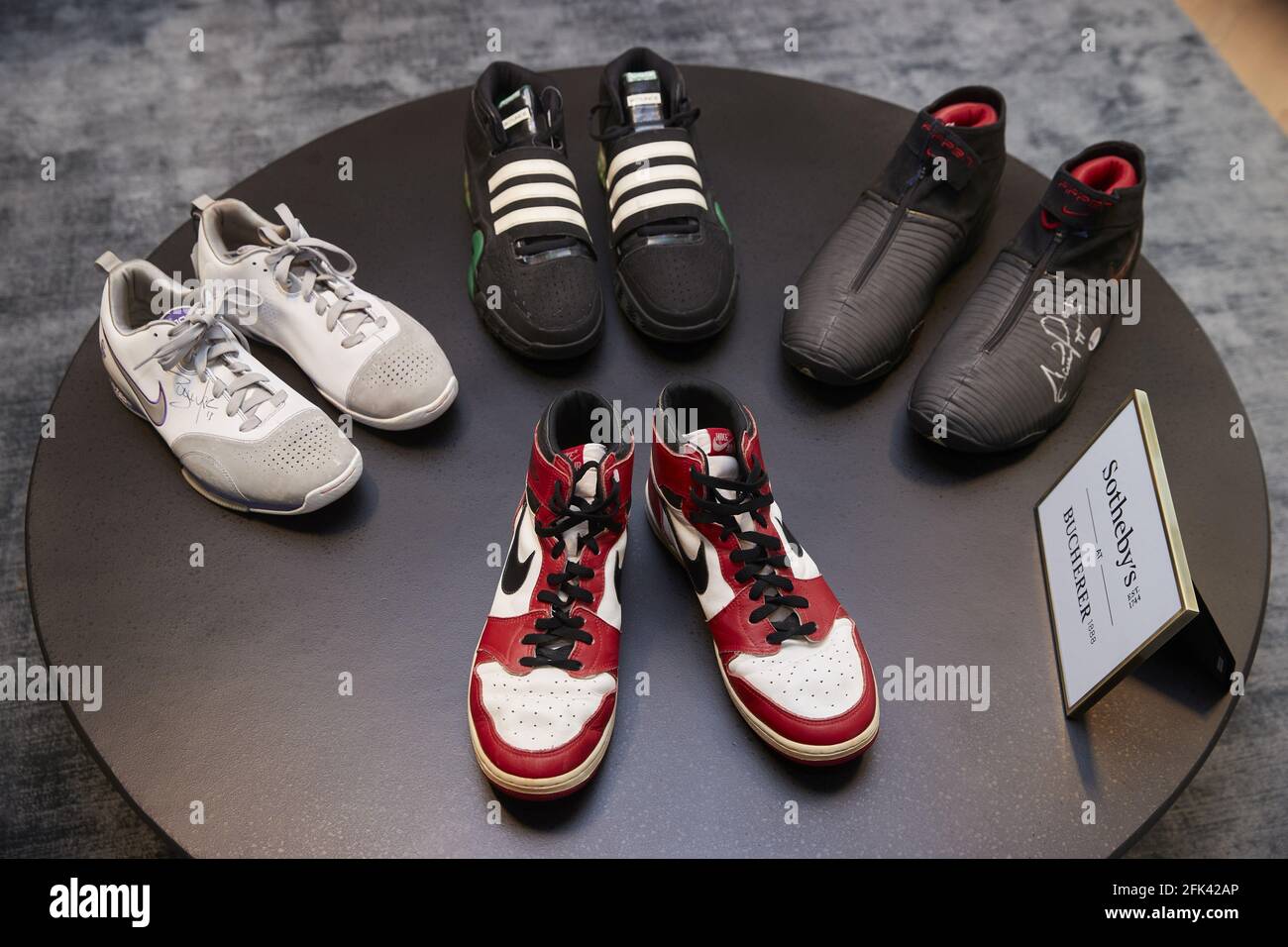 Los zapatos de Steve Nash, 'Air Jordan 1' de Michael Jordan, un par de  Adidas de Kevin Garnet y Nike 'Air Pippen V' de Scottie Pippen se muestran  en una vista previa
