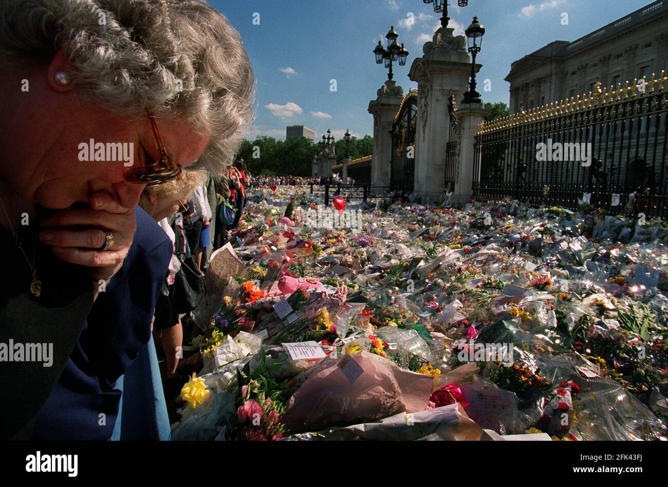 Princesa Diana muerte 31 de agosto de 1997Mourners poniendo y viendo flores Izquierda fuera del Palacio de Buckingham en memoria de la princesa Diana Who Murió en un accidente de coche en París Foto de stock